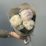 Букет из 3 белых пионов и эвкалипта