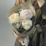 Букет из 3 белых пионов и эвкалипта