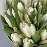 Букет из 15 белых тюльпанов с колосками