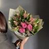 Букет из 7 розовых альстромерий и хлопка