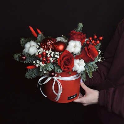 Зимняя композиция в алых оттенках