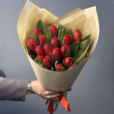 Букет из 15 красных тюльпанов