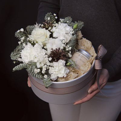 Белая зимняя коробочка с соевой свечой