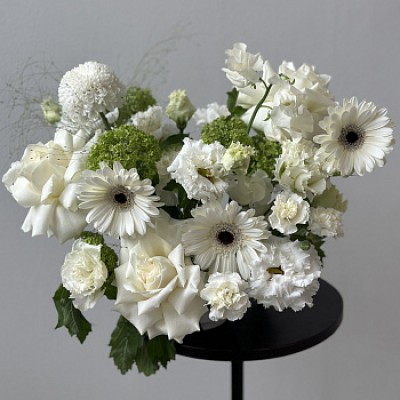 Бело-зеленая композиция для стола гостей