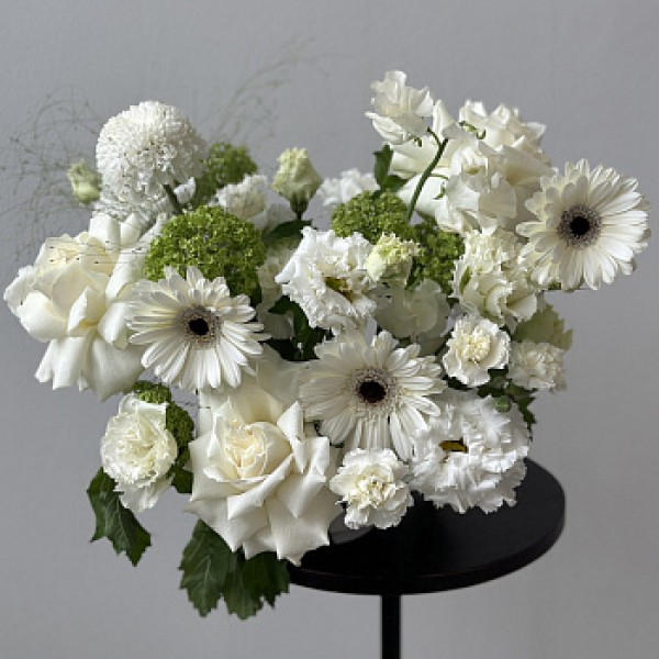 Бело-зеленая композиция для стола гостей